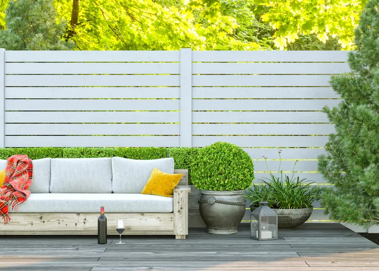 horizontal white fence e30589bba42145d2b26063346622a8e0